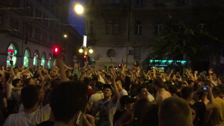 Leállt az élet Budapesten - tízezrek ünnepelnek az utcán