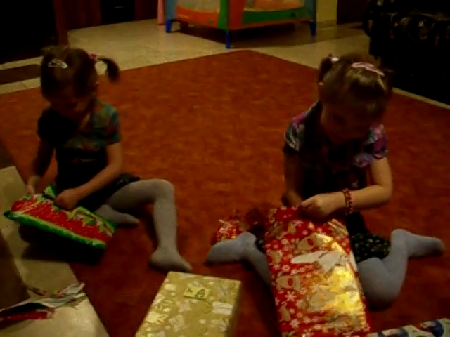 karácsonyi ajándék 1, ajándékbontás, gyerekek, karácsony - Videa