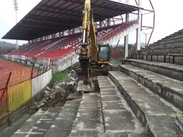 Megkezdődött a DVTK stadionjának bontása, bontás, diósgyőr, diósgyőri  stadion - Videa