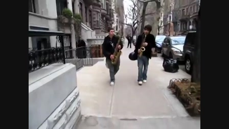 Szaxofon párbaj utcán, new, szaxofon, utcazene - Videa