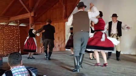A gencsapáti Vadhajtások együttes táncol a kultúrpajtában Jákon